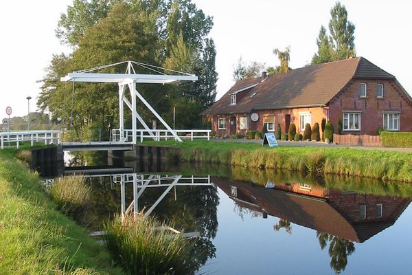 Brücke und Fehnhaus in Ostrhauderfehn in der Nähe von Papenburg.