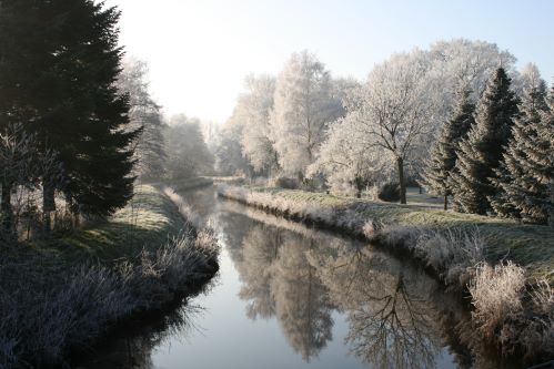 Flusslandschaft der Roten Riede nahe unserer Ferienwohnung im Nordseeferiengebiet Südliches Ostfriesland, Niedersachsen.