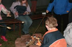 Lagerfeuer und Stockbrot fuer die Kinder