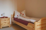 Bett in einem der 2 Schlafzimmer der Ferienwohnung.