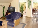 Bild 1 des Wohnzimmers der Ferienwohnung.