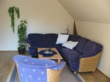 4 und 5 Personen finden in dem Wohnzimmer der Ferienwohnung bequem Platz.