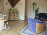 Bild 4 des Wohnzimmers der Ferienwohnung.