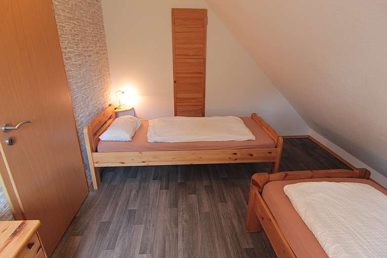 Das kleinere Schlafzimmer der Ferienwohnung An den Wieken im Obergeschoss.