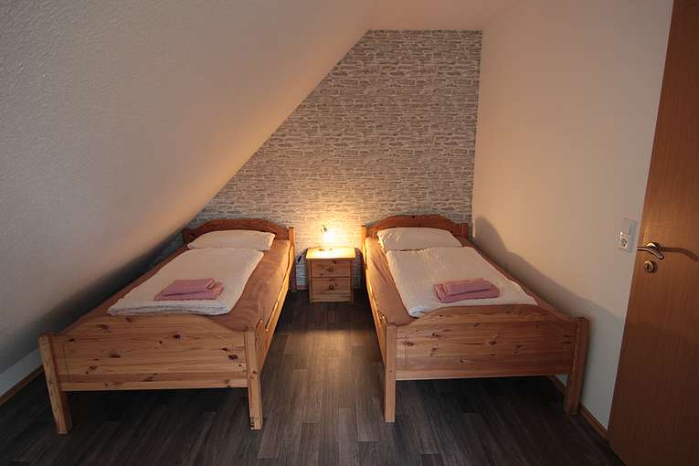 Großes Schlafzimmer der Ferienwohnung An den Wieken im Obergeschoss.