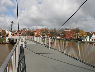 Moderne Bruecke, die Leers Altstadt und Neustadt verbindet.